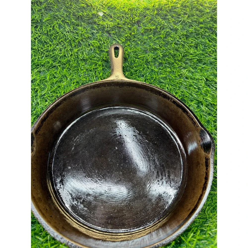 Vintage Unmarked Wagner Cast Iron Skillet Unisex 10.5 Inch Black Made in USA